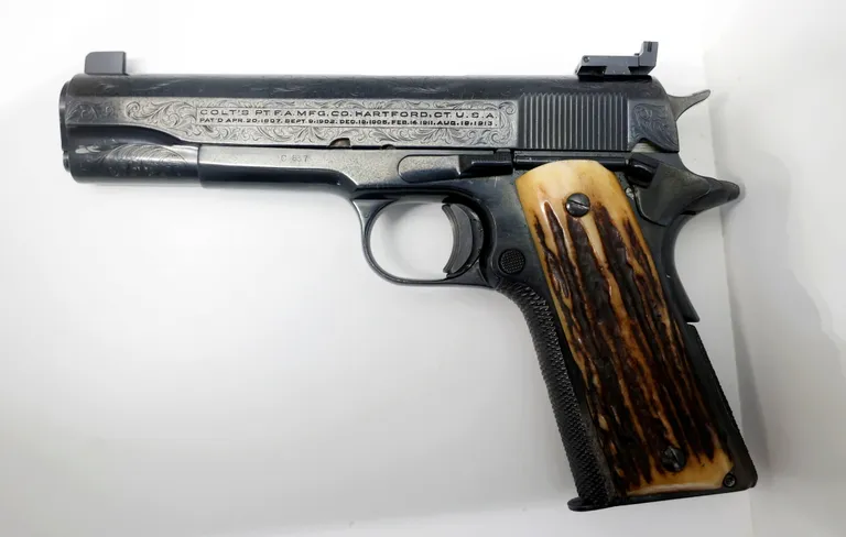 45-kaliibriline püstol Colt, mille eest maksti enam kui miljon dollarit.