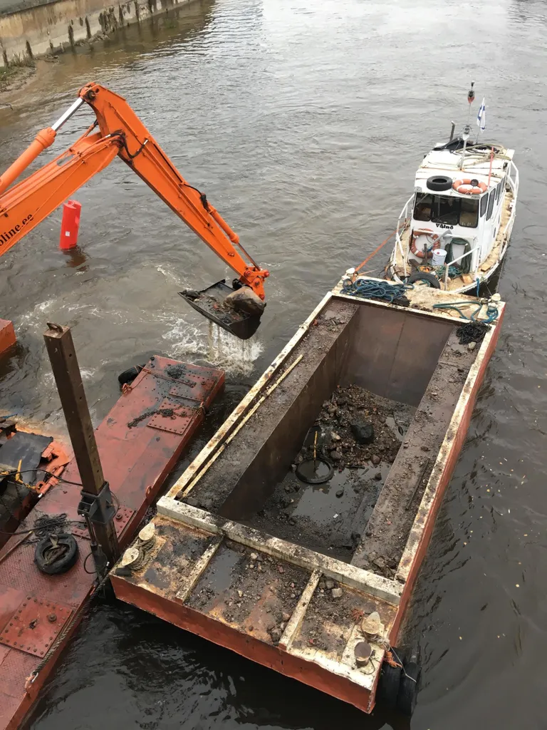 Kopp tõstis jõepõhjast kraami välja.
