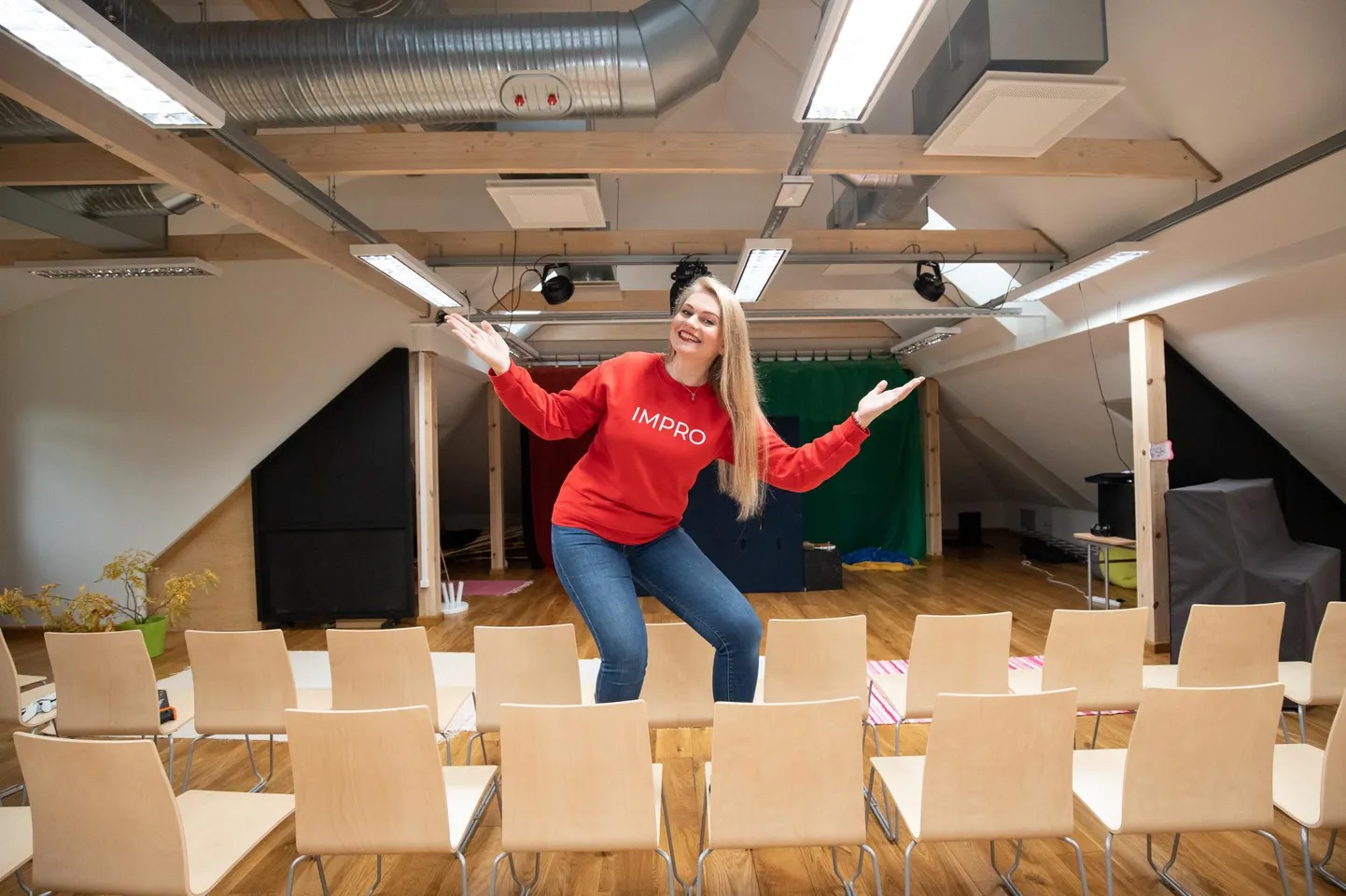 Näitleja ja improvisatsioonilise teatrikunsti edendaja Maarika Mesipuu-Veebel sealsamas saalis, kus oktoobri keskel alustab Rakvere esimene improgrupp.