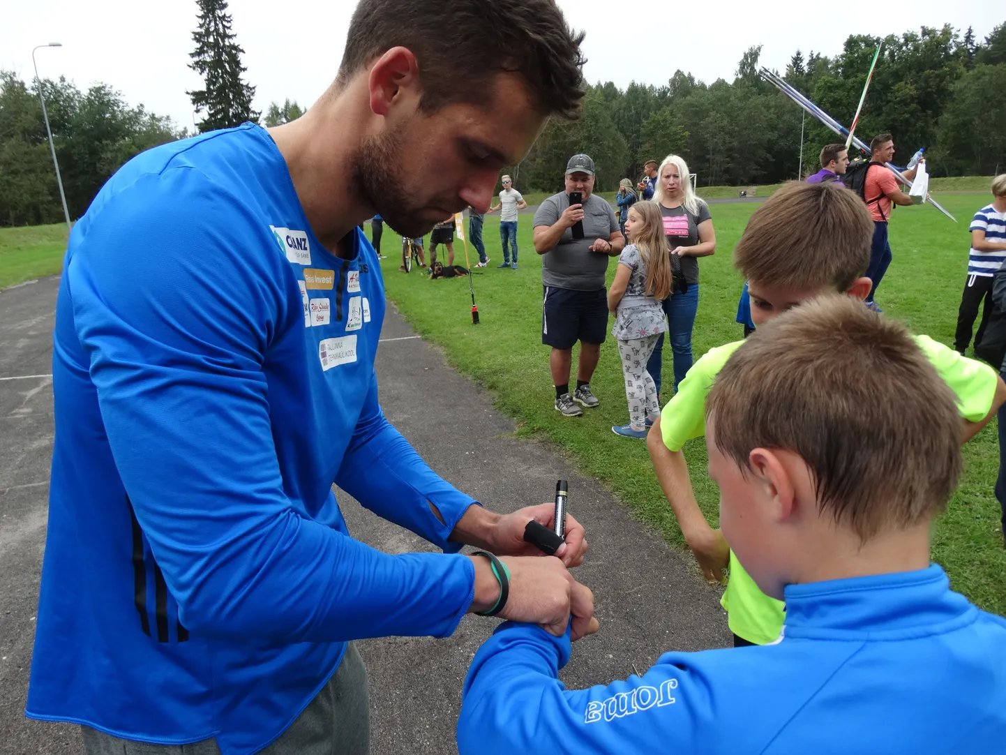 Kergejõustikupäeval oli võimalus spordikuulsuste käest autogrammi küsida ja seda noorsportlased ka usinalt tegid.