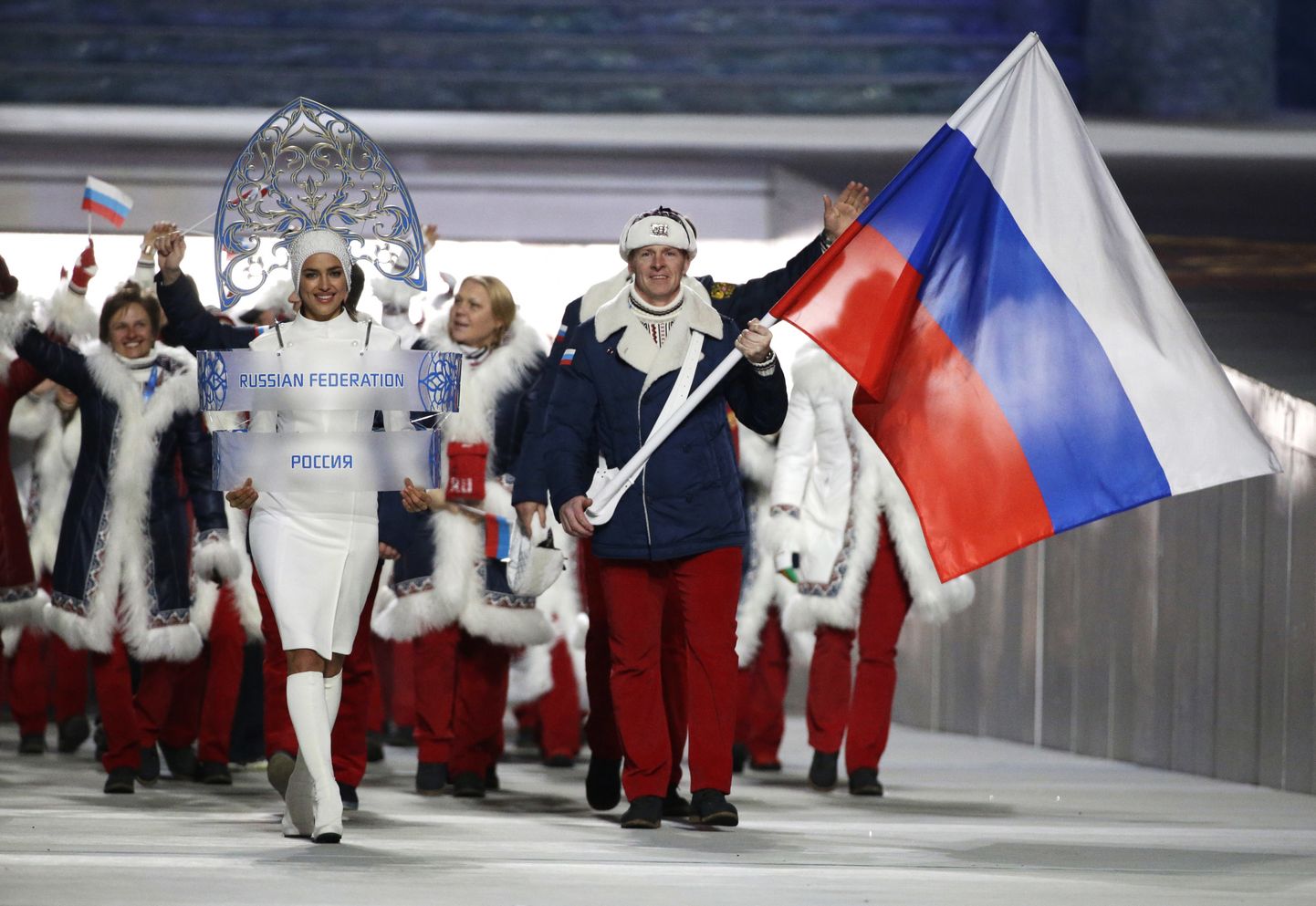 Venemaa koondise sissemarss Sotši olümpiamängude avatseremoonial. Lippu kannab bobisõitja Aleksander Zubkov, kes võitis Sotšis nii kahe- kui ka neljabobil kuldmedali, millest ta praeguseks ROKi distsiplinaarkomisjoni otsusel on seoses dopingurikkumisega ilma jäetud.