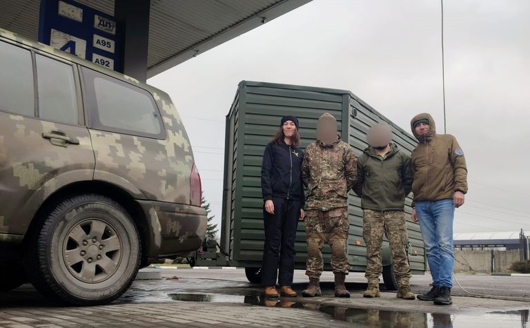 Виктория Моисеенкова, водитель-волонтер Руслан и бойцы минометной бригады, которые заберут мобильную баню на фронт. 