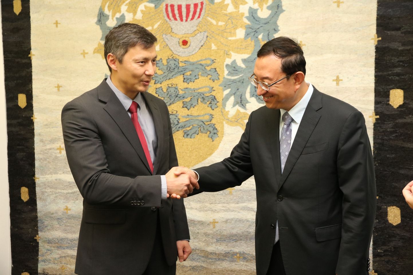 Mihhail Kõlvart ja Hiina Rahvavabariigi kultuuri- ja turismiminister Luo Shuagang.