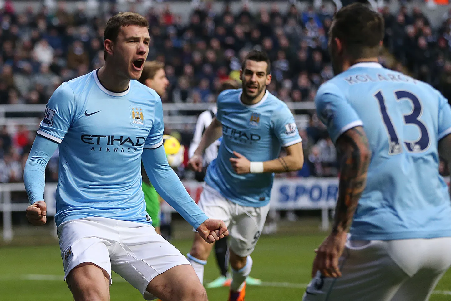 Manchester City mängijad tähistamas tänast avaväravat.