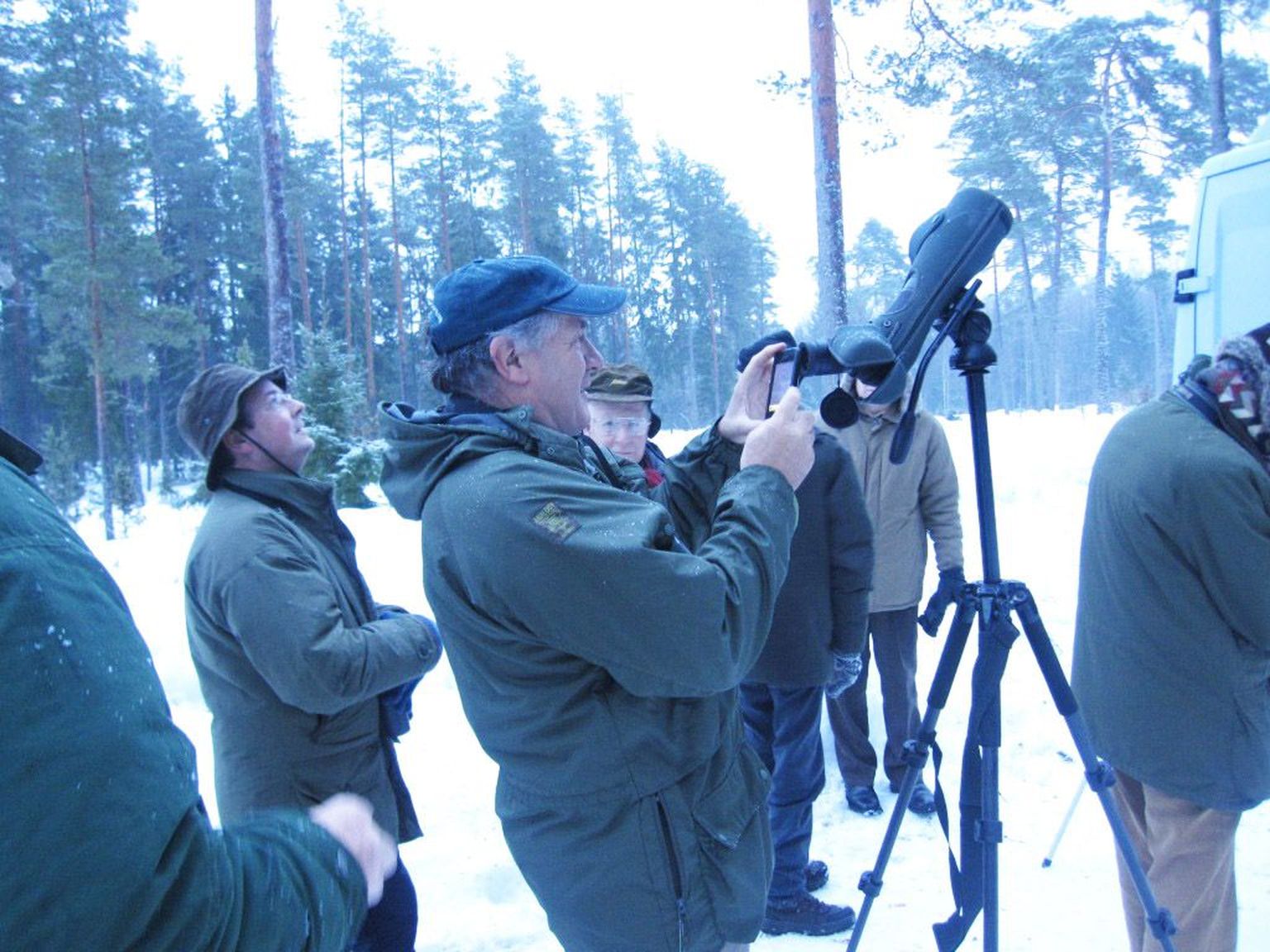 Maailma suurima ökoturismimessi Birdfair peakorraldaja Tim Appleton (esiplaanil) käis Eestis linde vaatlemas ja oli nähtust vaimustatud.