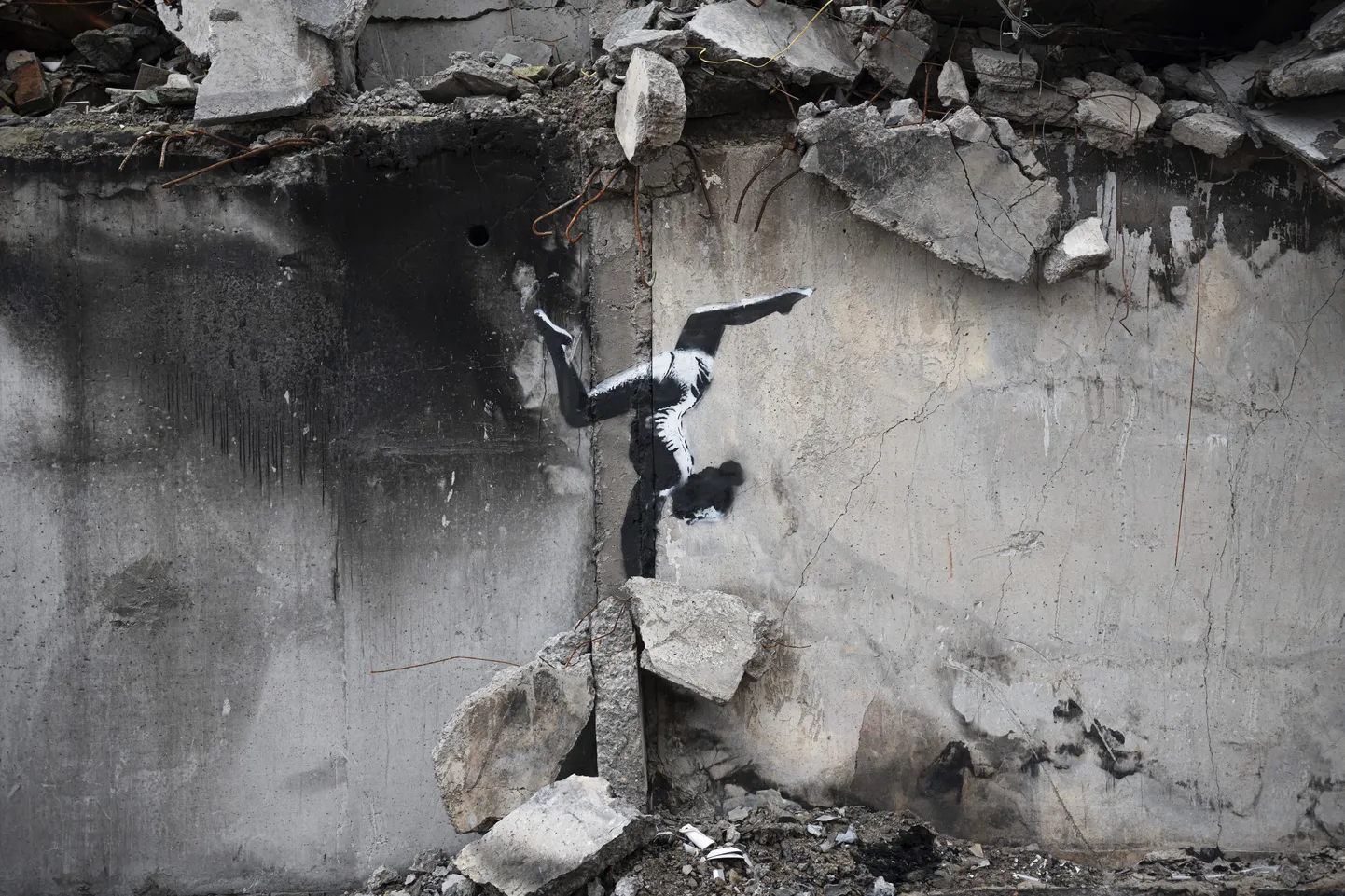 Бэнкси изобразил девочку-гимнастку на стене разрушенного дома в Бородянке.