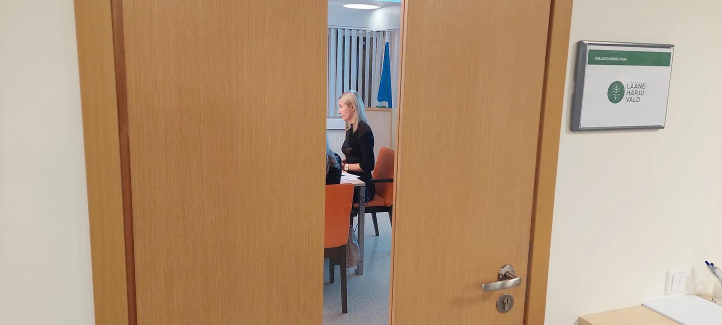 Lääne-Harju volikogu esimees Külli Tammur (Eesti 200) teisipäeva õhtul Paldiskis istungisaalis, kui oli ajakirjaniku ukse taha visanud.