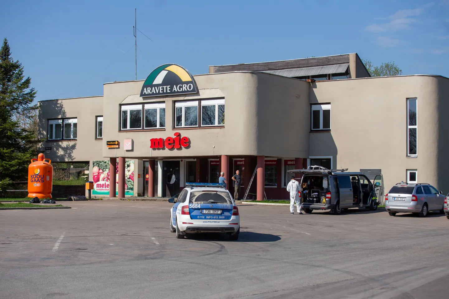 Aravetel lasti pangaautomaat õhku