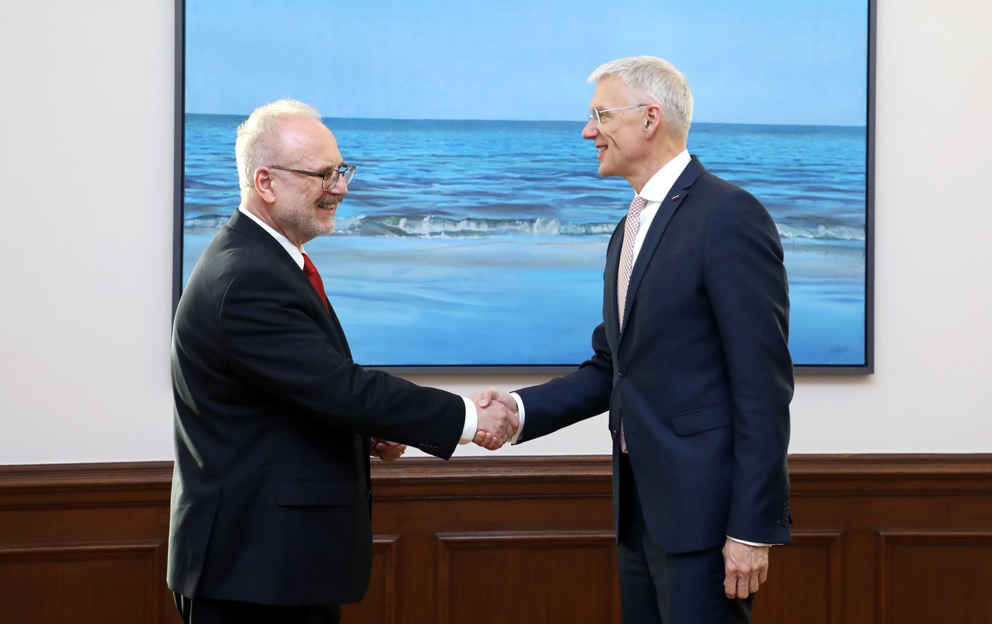 Valsts prezidents Egils Levits (no kreisās) un Ministru prezidents Krišjānis Kariņš tikšanās laikā Rīgas pilī.