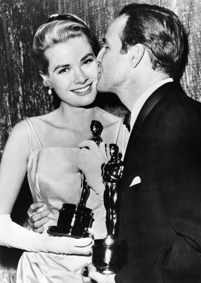 Aasta 1955. USA näitleja Marlon Brando annab Grace Kellyle põsemusi.