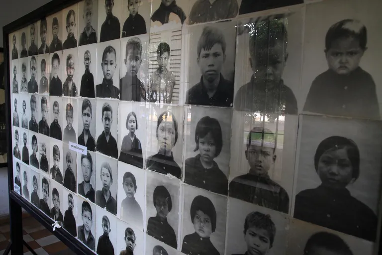 Kambodžas 1970. aastatel toimunud genotsiidi käigus kaotas elu vähemalt 1,5 miljonit inimest. Kokku tapsid kommunistliku maailmavaatega punased khmeerid 25 protsenti riigi elanikest. Kambodža pealinnas asuvas Tuol Slengi muuseumis on üles pandud mõnede ohvrite fotod.