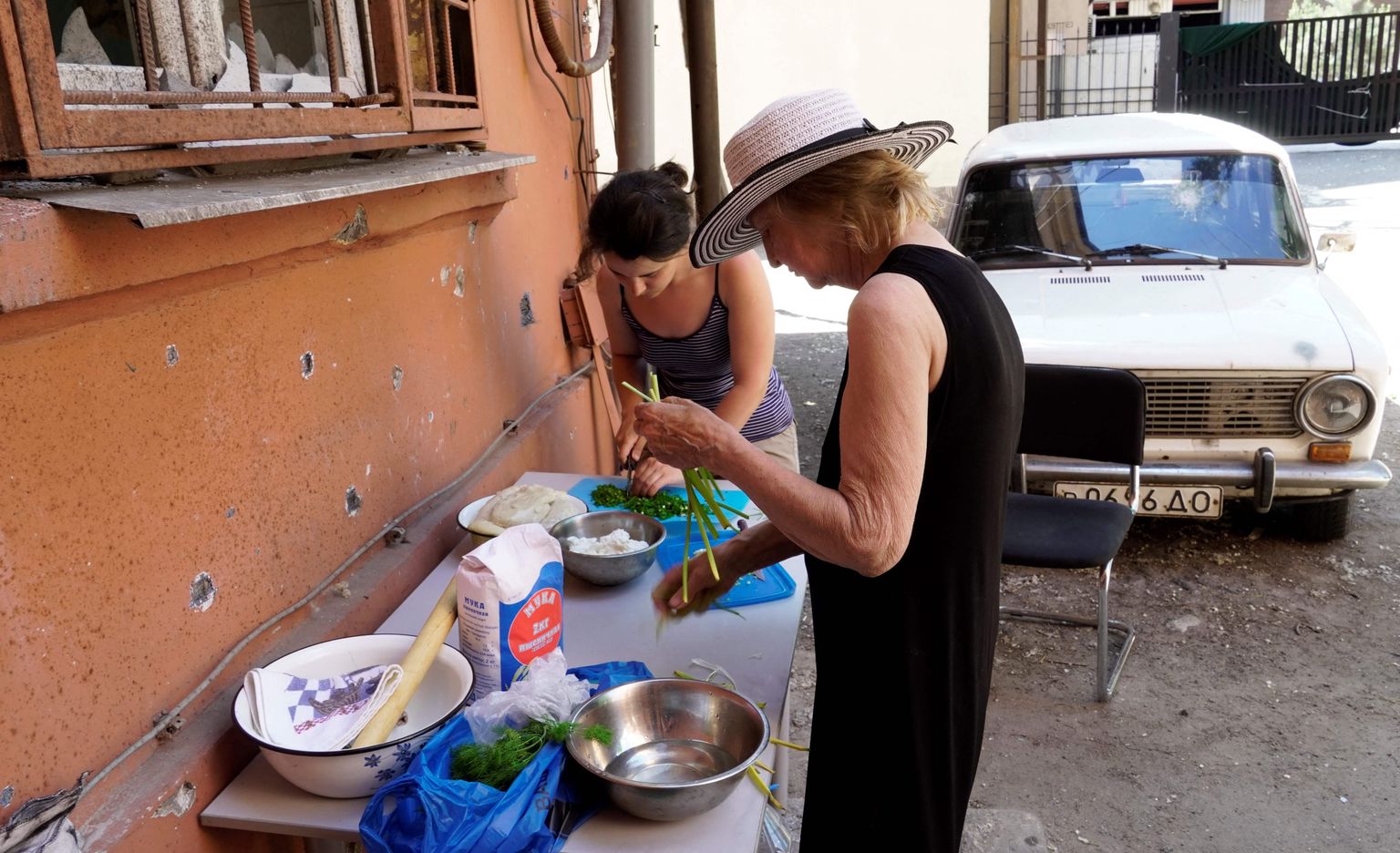 Kagu-Ukrainas asuva Mariupoli elanikud tegemas olemasolevast süüa. Linn langes Vene vägede kätte