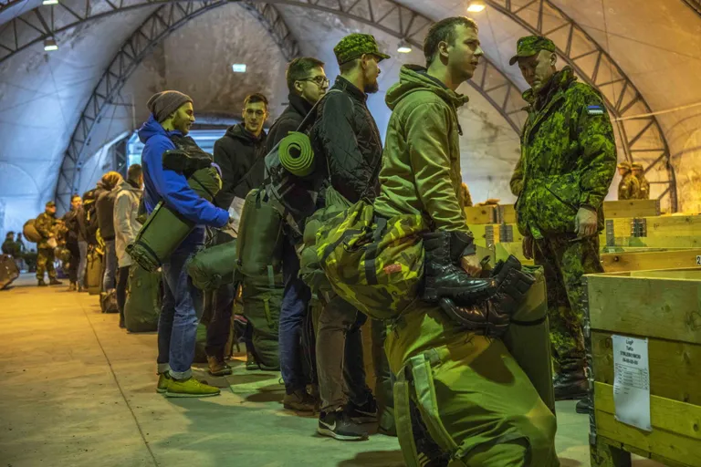 Kaitseväe strateegilise kommunikatsioonikeskuse õppekogunemistel osalenud ütlevad, et seal tuleb ka boheemlikel ajakirjanikel kiiresti harjuda sõjaväelise korraga, ent õppustel on olnud pigem huvitav. Pildil ühe teise eriala reservväelaste õppekogunemine.