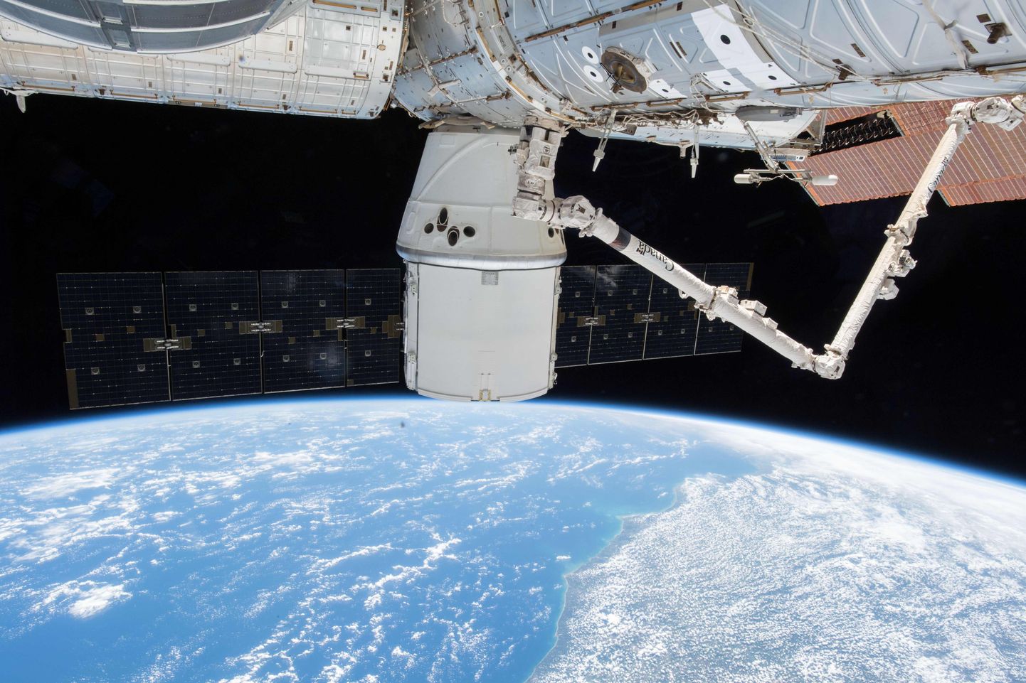SpaceX'i taaskasutatav kosmoselaev Dragon rahvusvahelise kosmosejaama küljes.