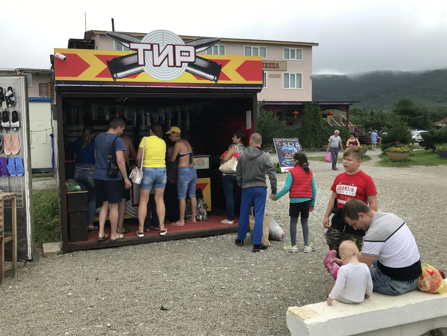 Lasketiir-kiosk Kaug-Idas armastatud ja ülerahvastatud Andrejevka küla rannas Kitovõi lahes Põhja-Korea piiri lähedal. Elatustaseme langus või mitte, aga suvel tahavad puhata kõik. Andrejevka rand on vaesema rahva paradiis.