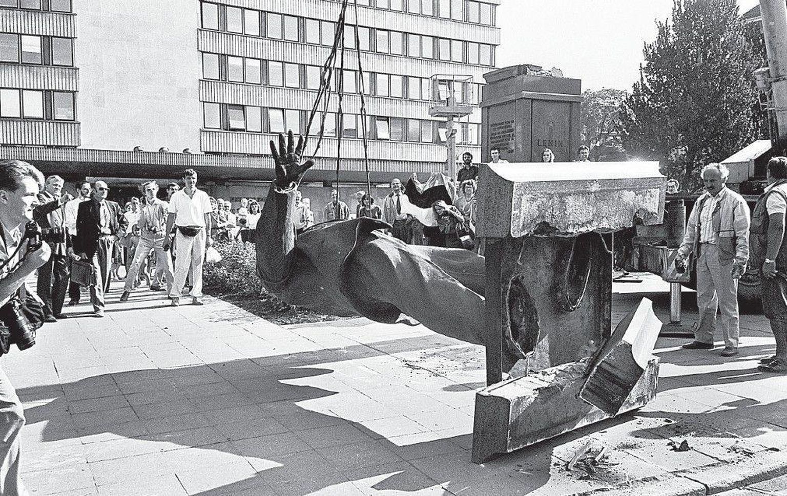 23. augustil 1991 eemaldati tollase Eestimaa Kommunistliku Partei (EKP) keskkomitee peakontori eest Lenini monument.