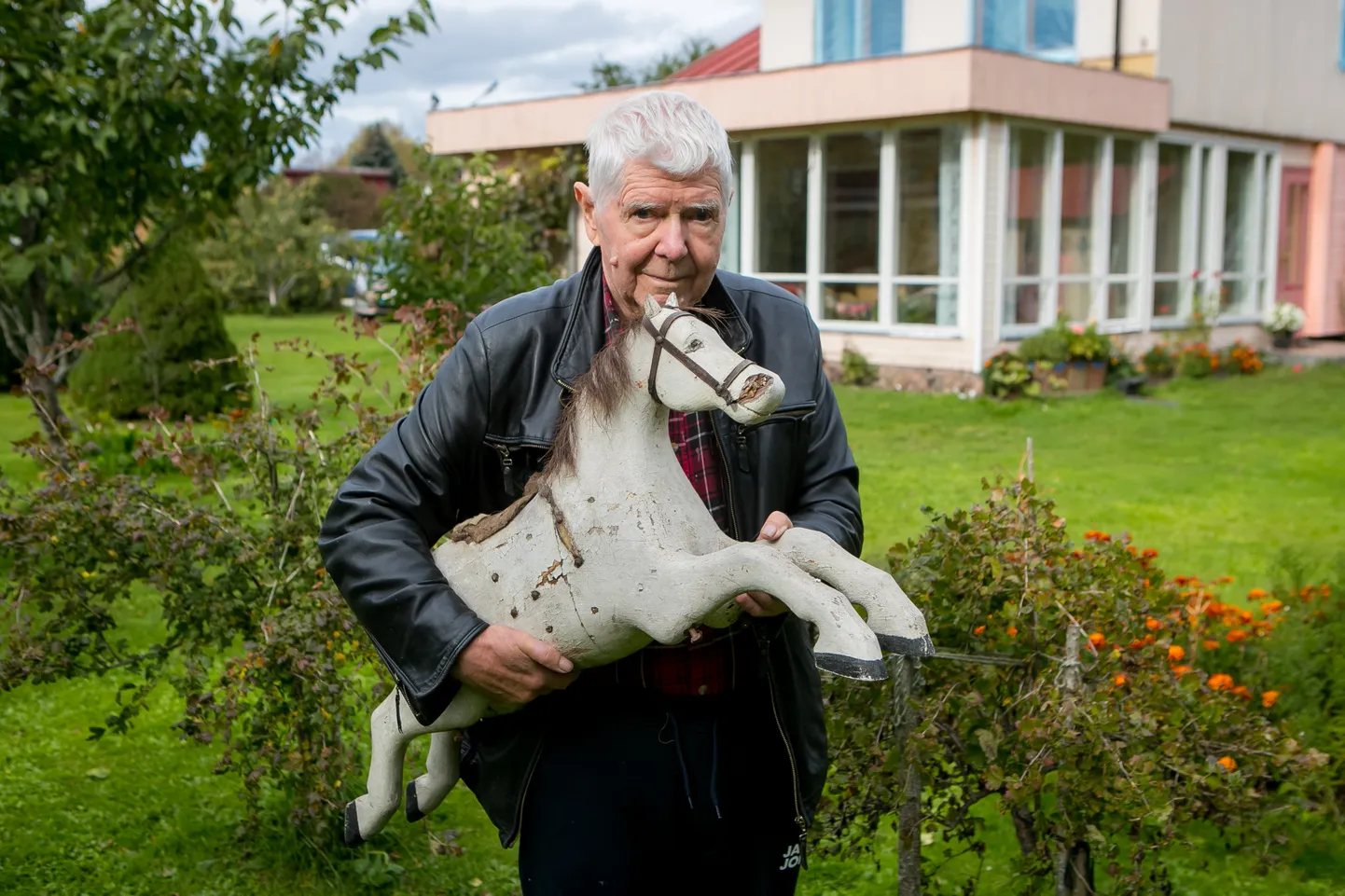 Valdek Kraus näitab, et 80 aastat tagasi kuuli saanud kiikhobune on alles, kuid haav ei ole siiani paranenud…