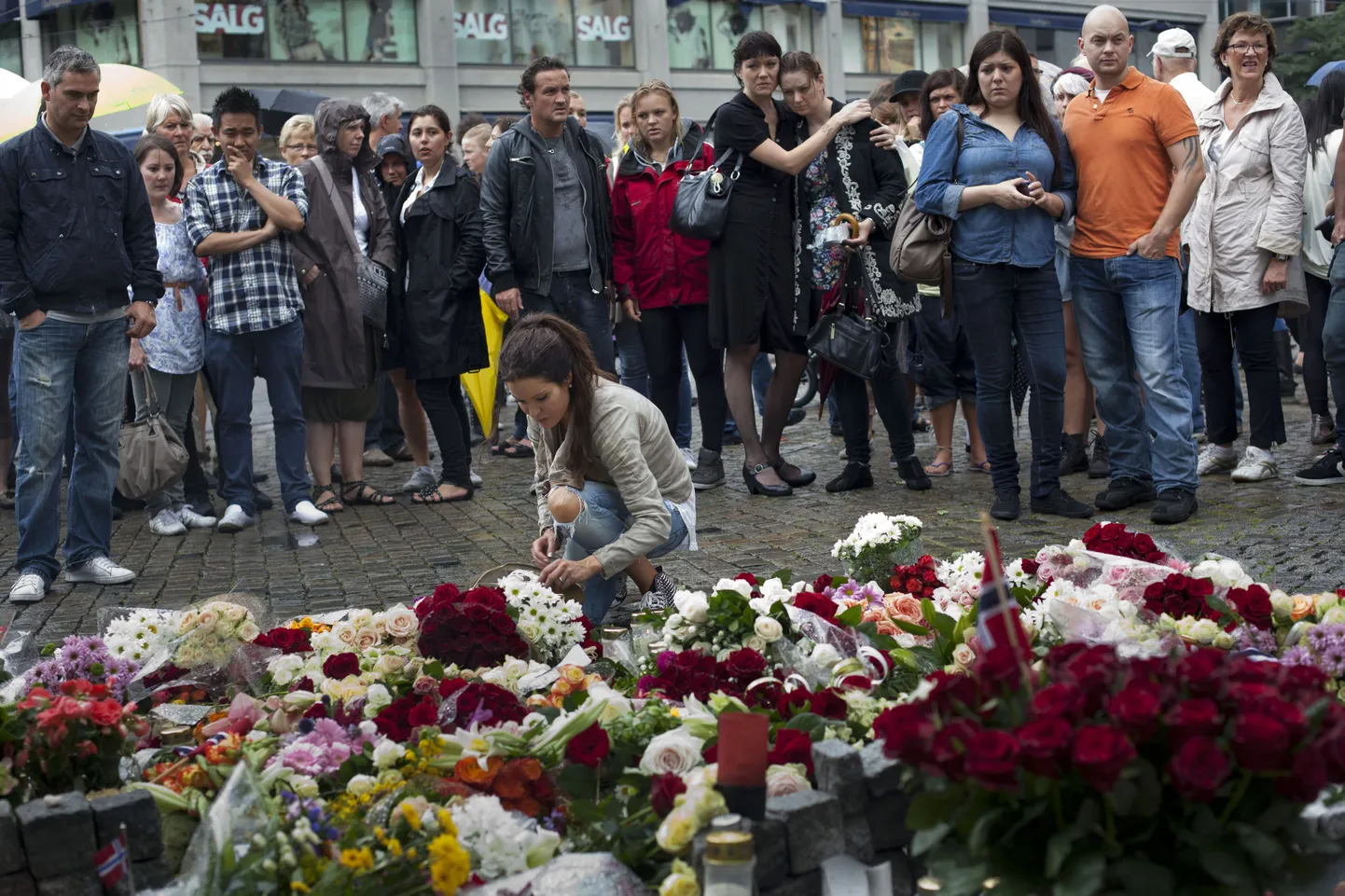 Norras leinatakse reedese terrorirünnaku ohvreid.