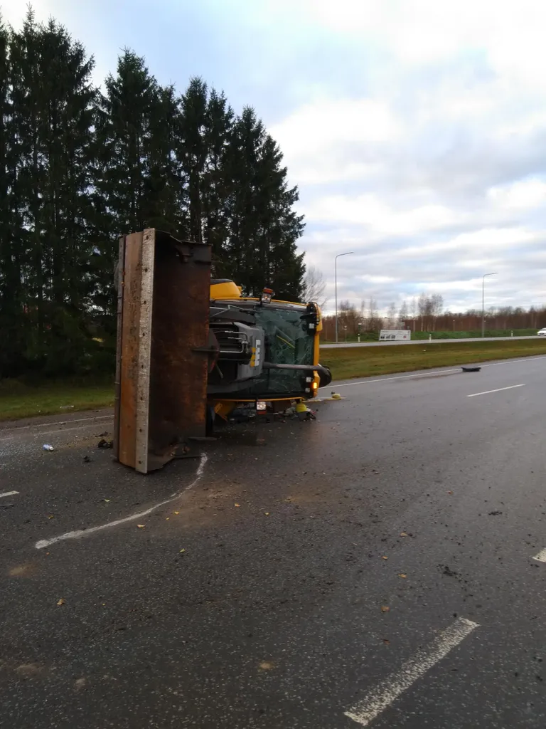 Lihula maanteel paiskus traktor külili.