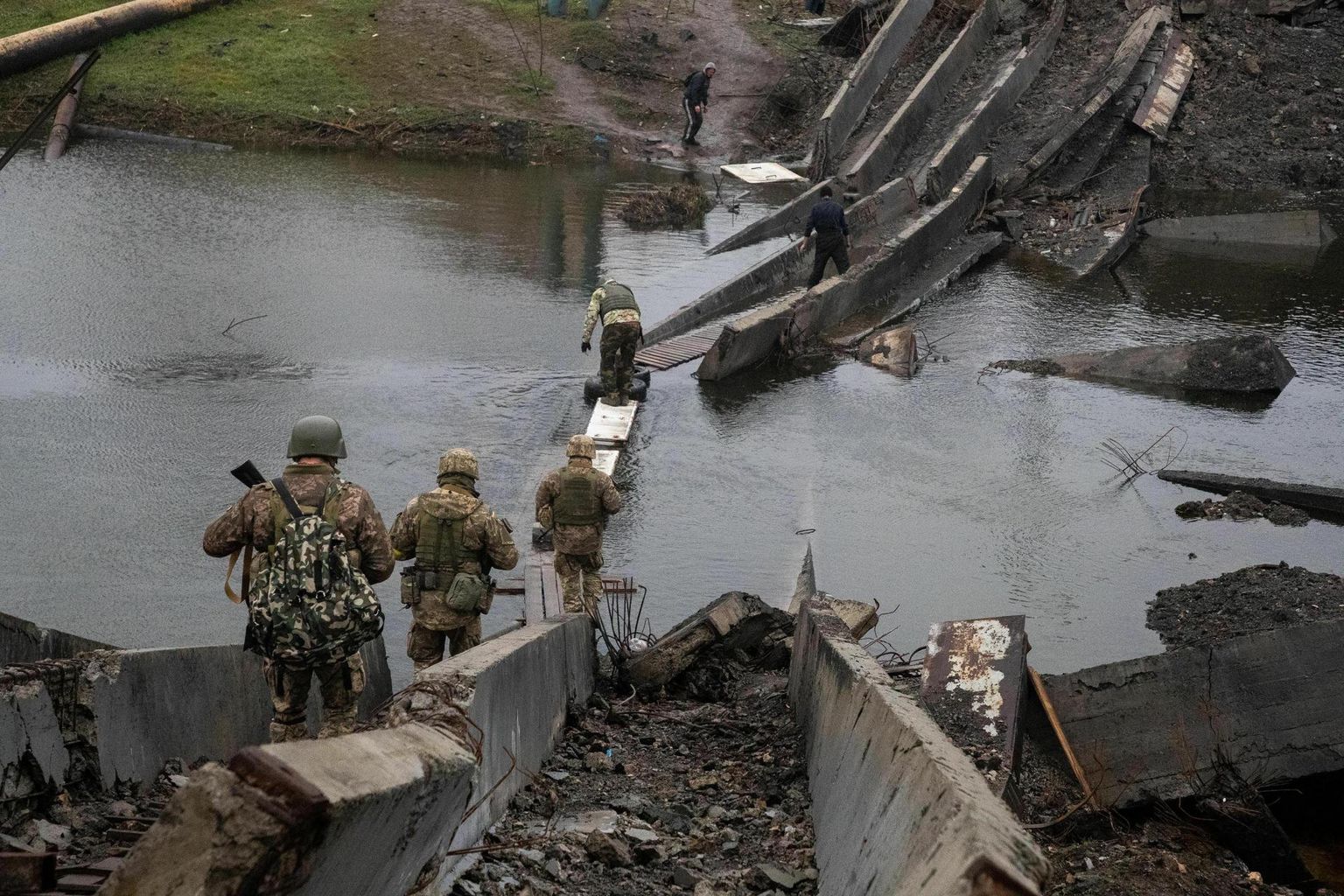 Purustatud sild Bahmutis. Elanikud ja sõdurid silda ületamas. 