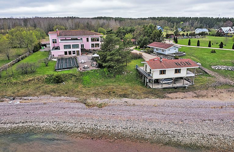 Эллинг в имении Кристийны Оюланд в Ихасалу находится прямо на берегу моря и существенно превышает свои разрешенные размеры.