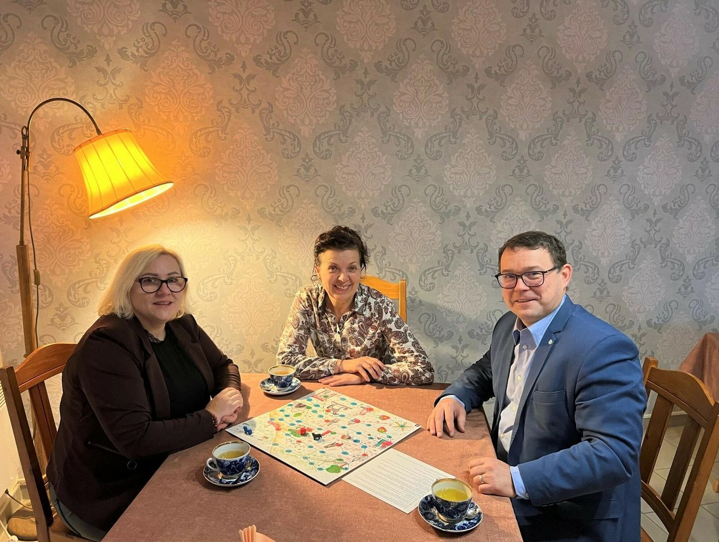 Linnapea Madis Timpson käis lauamänguga tutvumas. Fotol vasakult välissuhete spetsialist Mari Moorats, mängu valmistaja Tiina Zujenkov ja linnapea Madis Timpson.