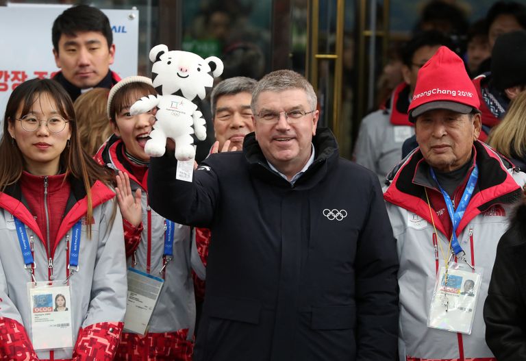 Rahvusvahelise Olümpiakomitee president Thomas Bach Pyeongchangi taliolümpia maskotiga.