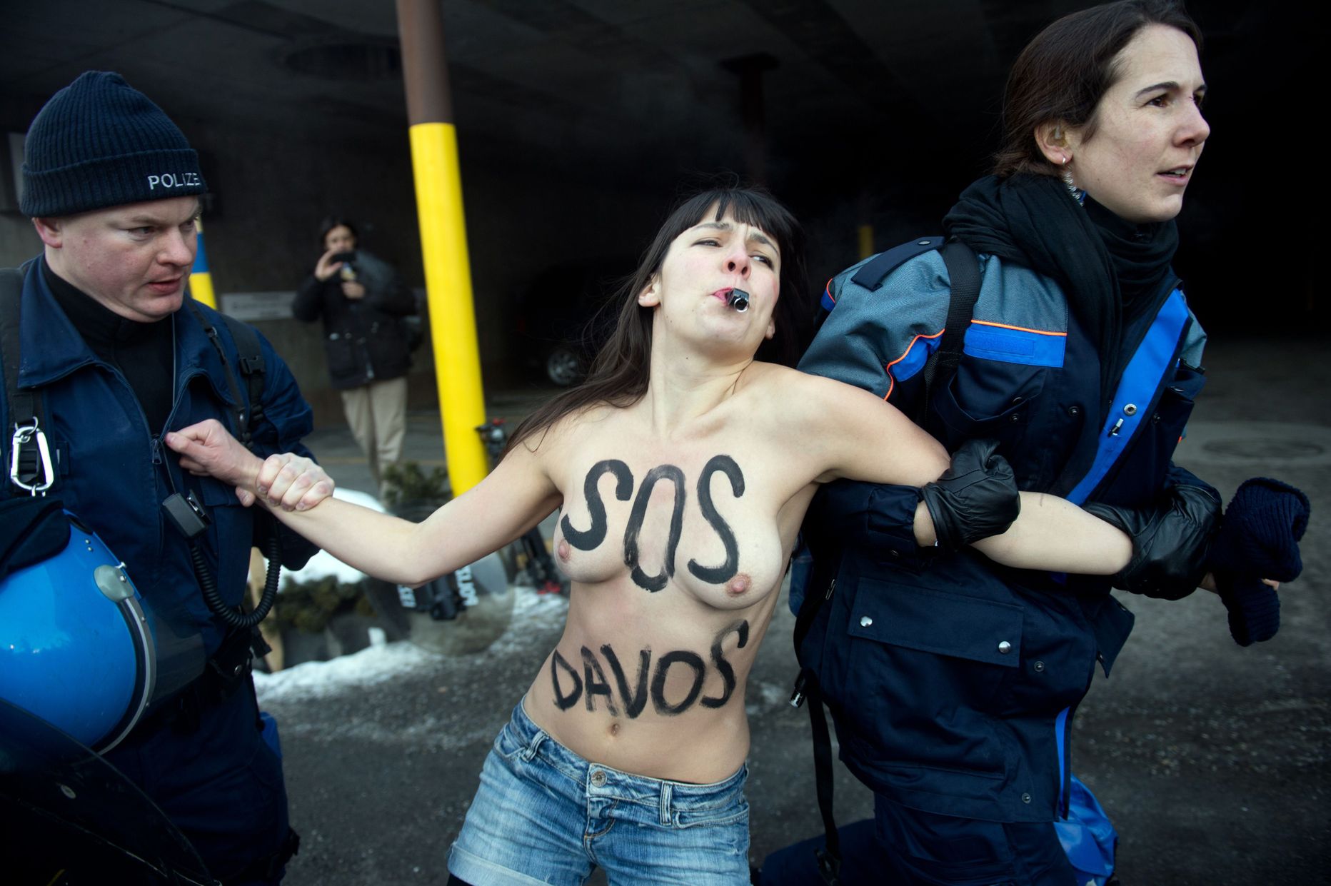 FEMENi liige Davosis