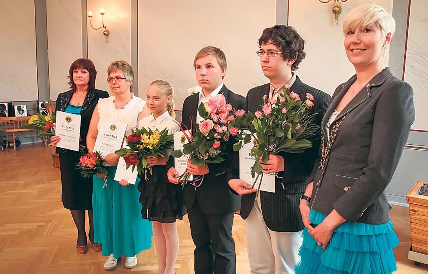 Preemia saanud klassijuhatajad Marika Hiienurm ja Karin Känd ning õpilased Sirle Allikivi, Karl-Heinrich Roots ja Karel Paan tegid pärast aktust ühispildi koos LC Pärnu Koidula presidendi Karin Alamaa-Aasaga.