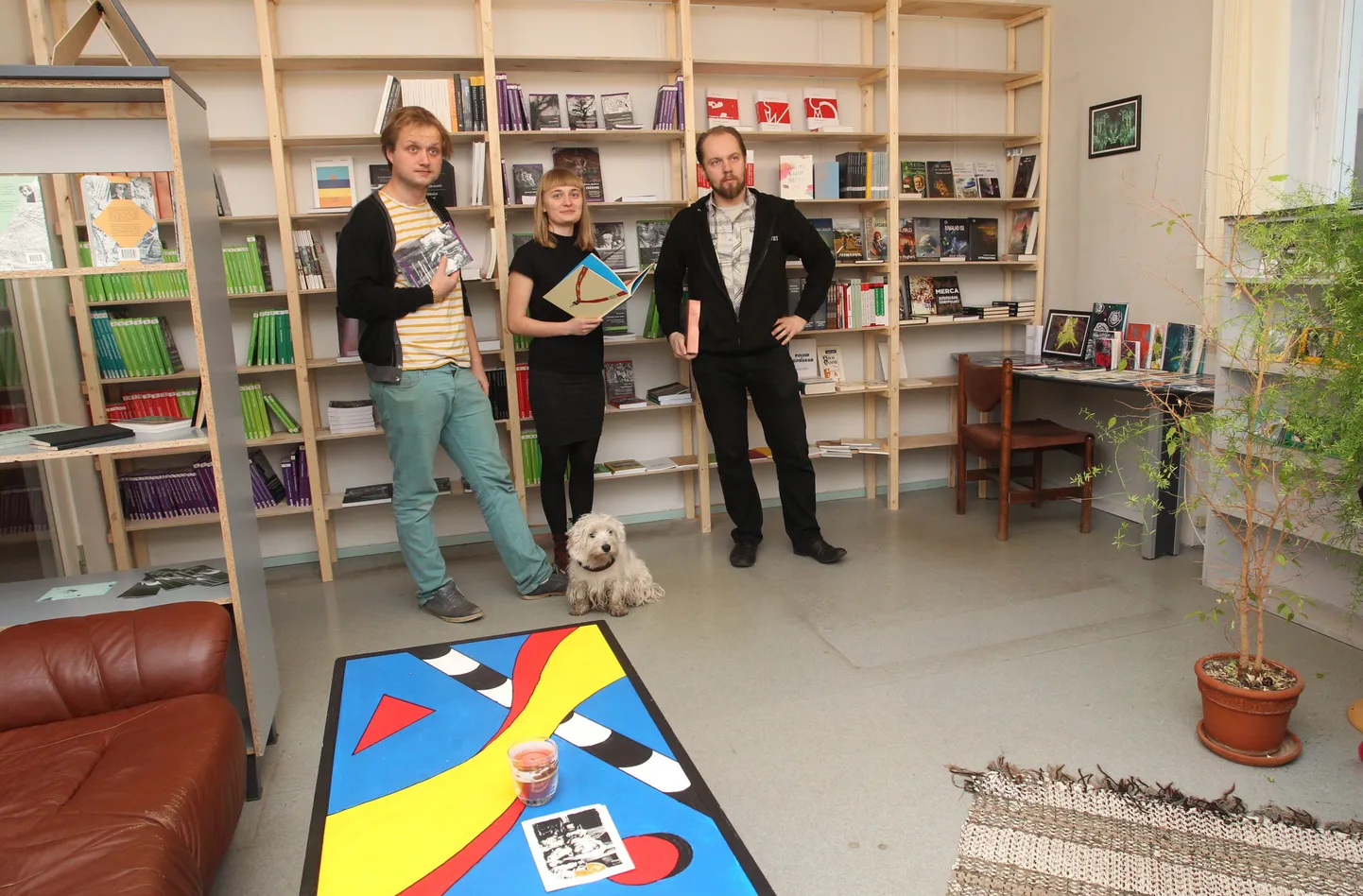 Raamatupoodi Utoopia peavad Villem Varik (vasakult), Kadri Lind ja Märten Rattasepp ehk MTÜ Puhas Leht. Sabaliputamise ja maitsva toidupala lunimisega aitab neid Volli.