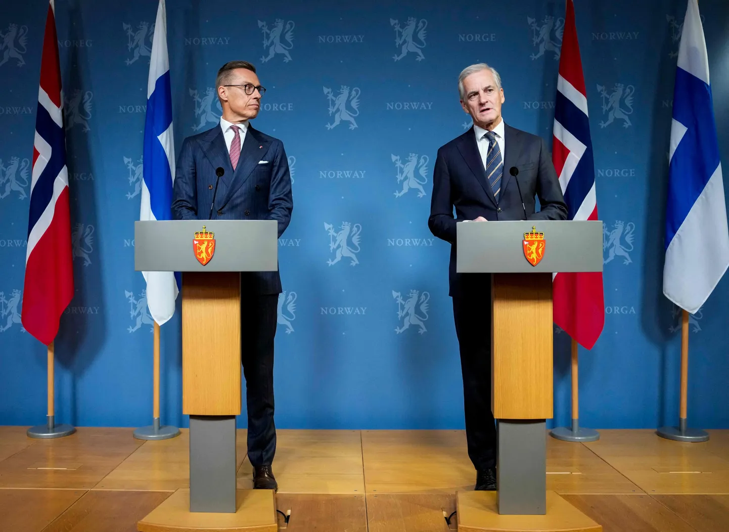 Soome president Alexander Stubb (vasakul) ja Norra peaminister Jonas Gahr Støre 16. oktoobril Oslos ühisel pressikonverentsil.