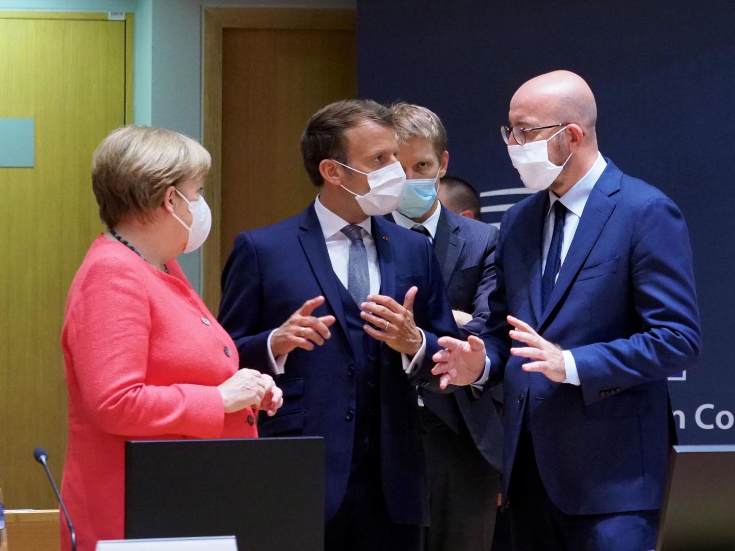 Euroopa Liidu taaskäivitusfondi suurimad eestkõnelejad Saksamaa kanstler Angela Merkel, Prantsusmaa president Emmanuel Macron ja ja Euroopa Ülemkogu eesistuja Charles Michel eile õhtul Brüsselis. x