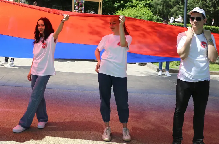 Volgradi noored Venemaa lippu hoidmas.