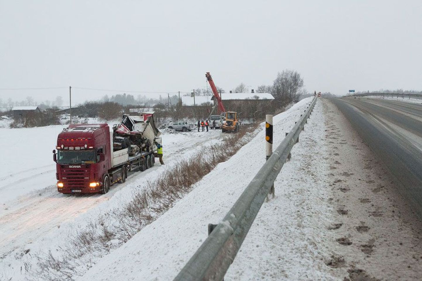 Esmaspäeva õhtul Aluvere viaduktil juhtunud üliraske liiklusõnnetuse tagajärjel purunes ka teepiire. Liiklejatel tuleb viadukti ületades olla ettevaatlik.