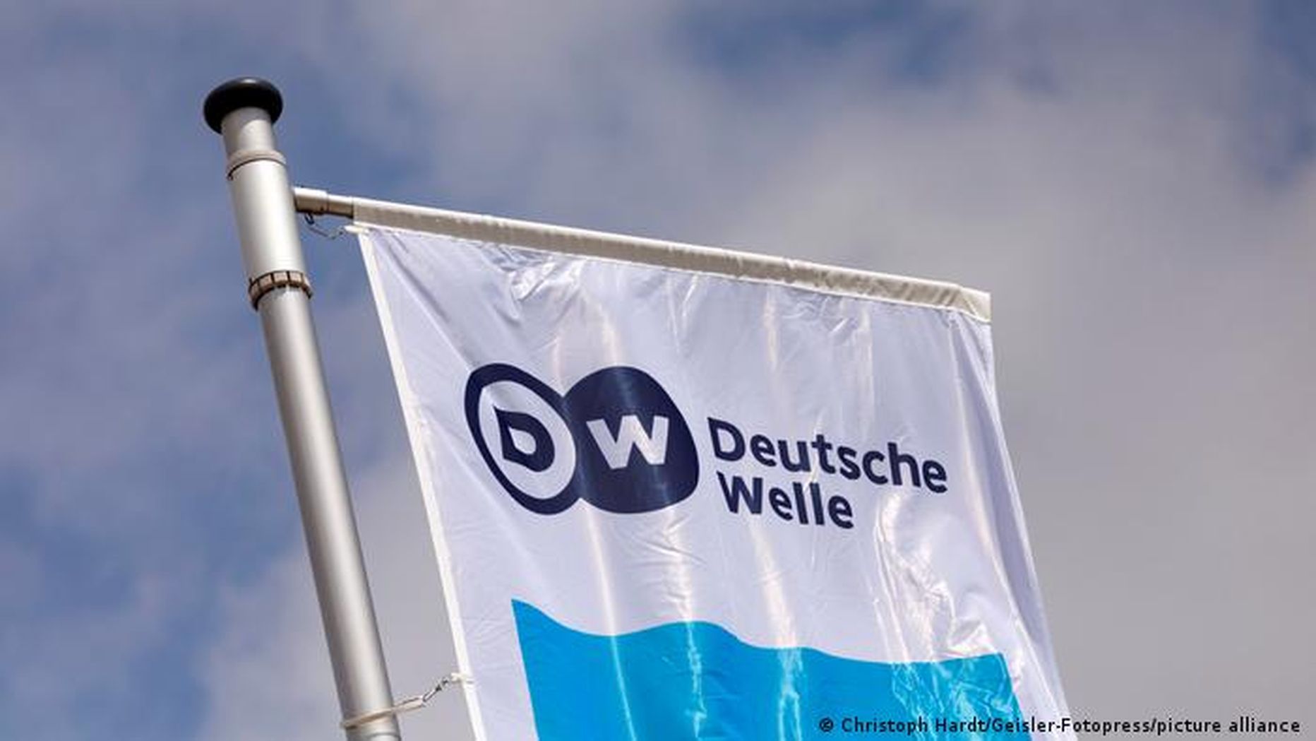 Deutsche welle. Deutsche Welle студия. Сотрудников Deutsche Welle в России. Deutsche Welle закрытие. Немецкая ложь DW.