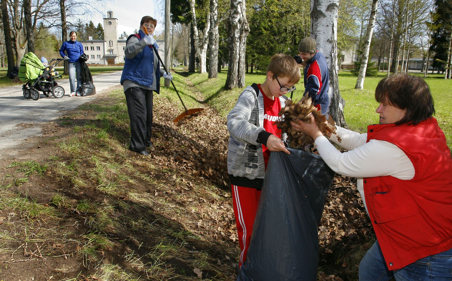 Laste ja noorte mänguväljaku korrastamine Paikusel.