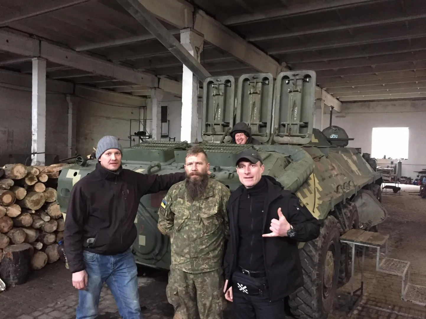 Ants Punning (keskel) Ukraina armeele varustust koguvate vabatahtlikega Volodõmõr-Volõnskõi linnas. Taustal olev soomustransportöör läheb pärast väikest remonti sõtta tagasi.