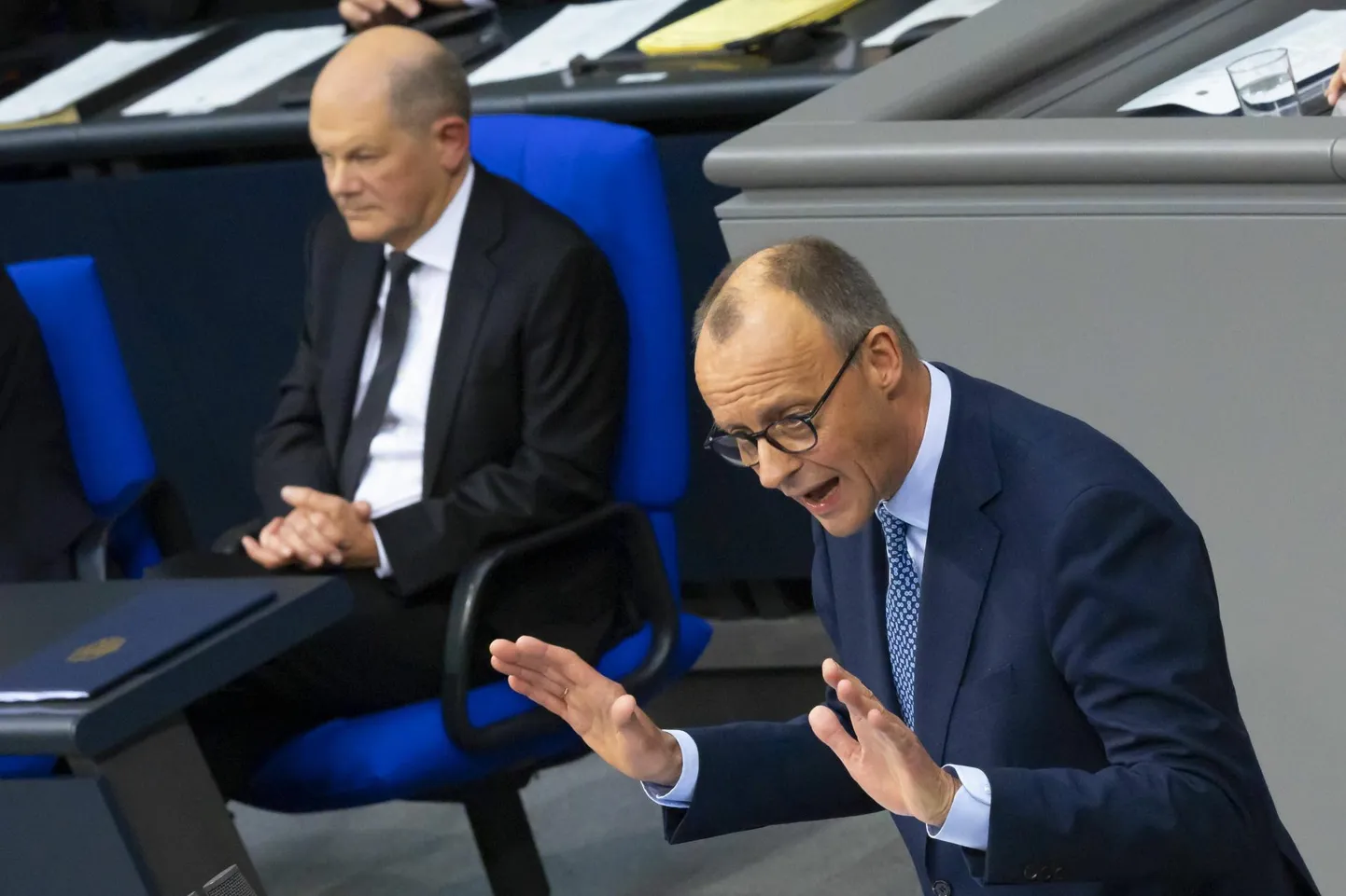 Kristlike demokraatide juht ja kantslerikandidaat Friedrich Merz täna Bundestagi ees. Taustal kantsler Olaf Scholz.