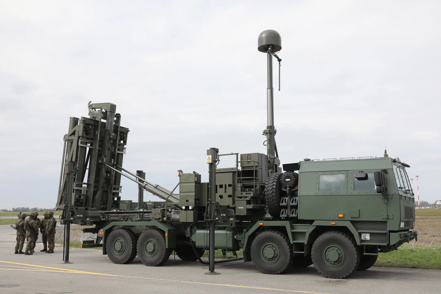 Poola lühimaa õhutõrje raketisüsteem "Mala Narew", mida sel fotol esitleti 20. aprillil  Varssavis Radomi lennuväljal. Poola sõdureid on välja õpetatud kasutama nii USA Patriot raketisüsteeme, aga ka "Mala Narew" ja "Pilica" õhutõrjesüsteeme.