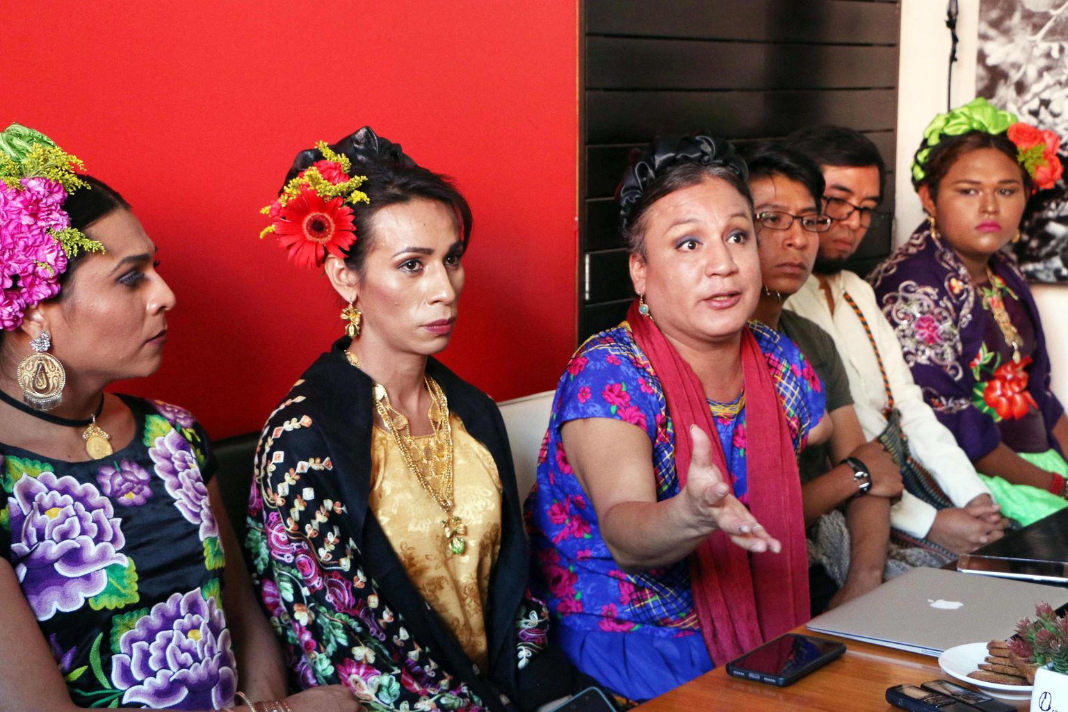Nn kolmanda soo esindajad muxe'd pressikonverentsil Oaxacas. 17 inimest, kes väitsid end olevat muxe'd, kõrvaldati osariigis valimisteks üles seatud kandidaatide nimekirjast.