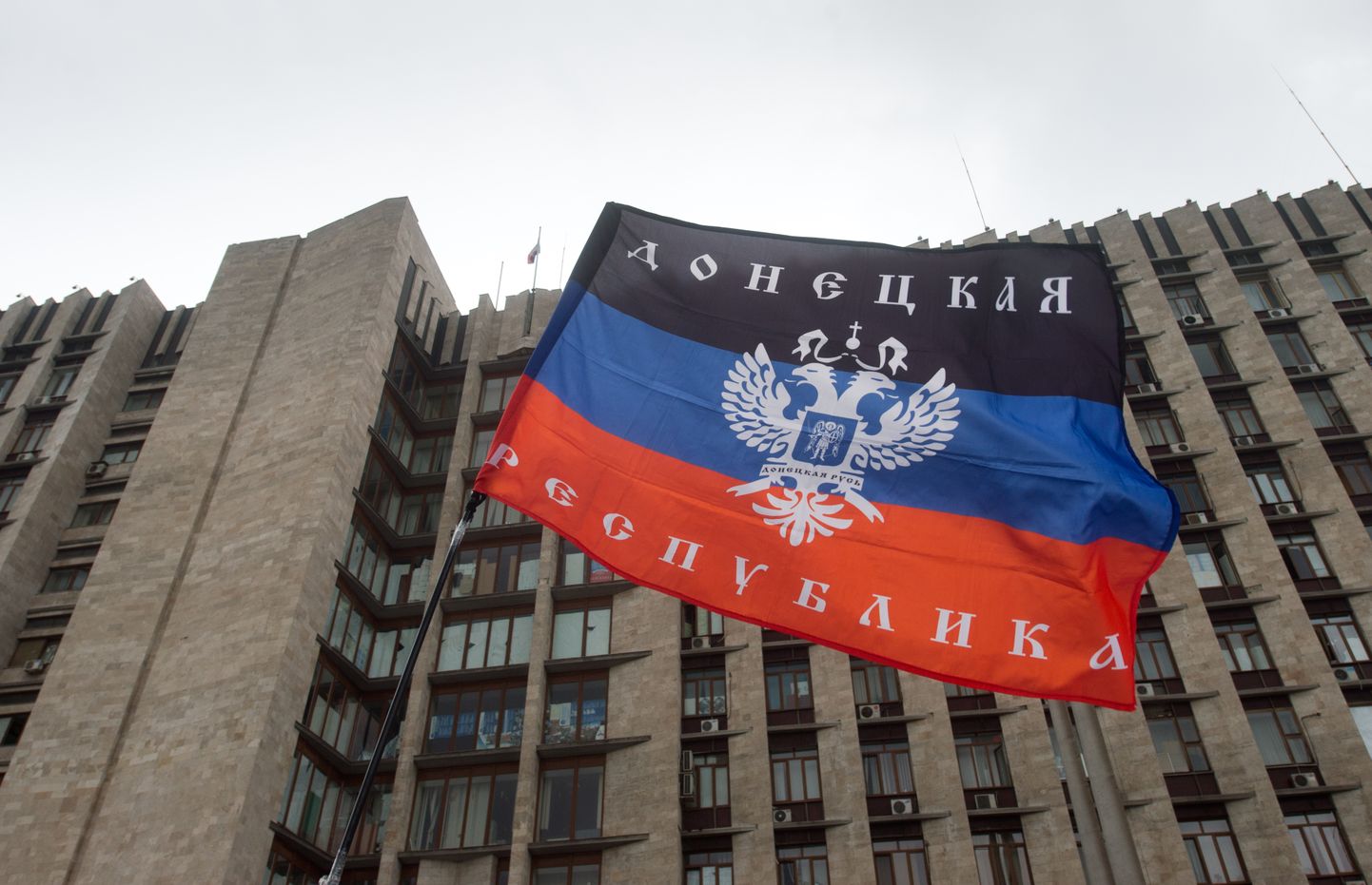 Isehakanud Donetski rahvavabariigi lipp oblastivalitsuses asuva peakorteri ees.