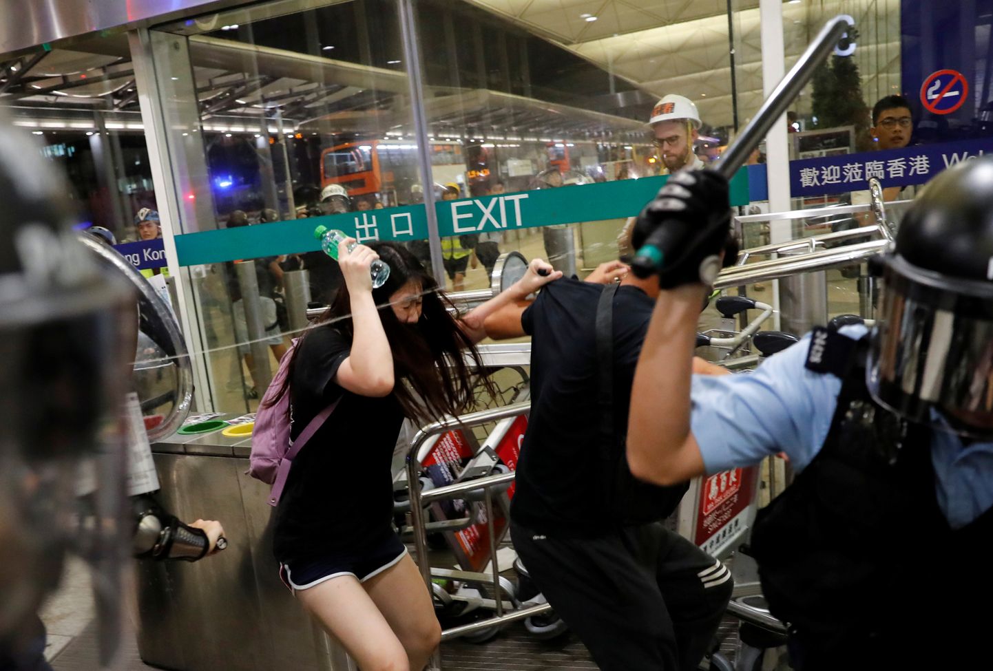 Policisti Honkongas lidostā pielieto pret protestētajiem piparu gāzi