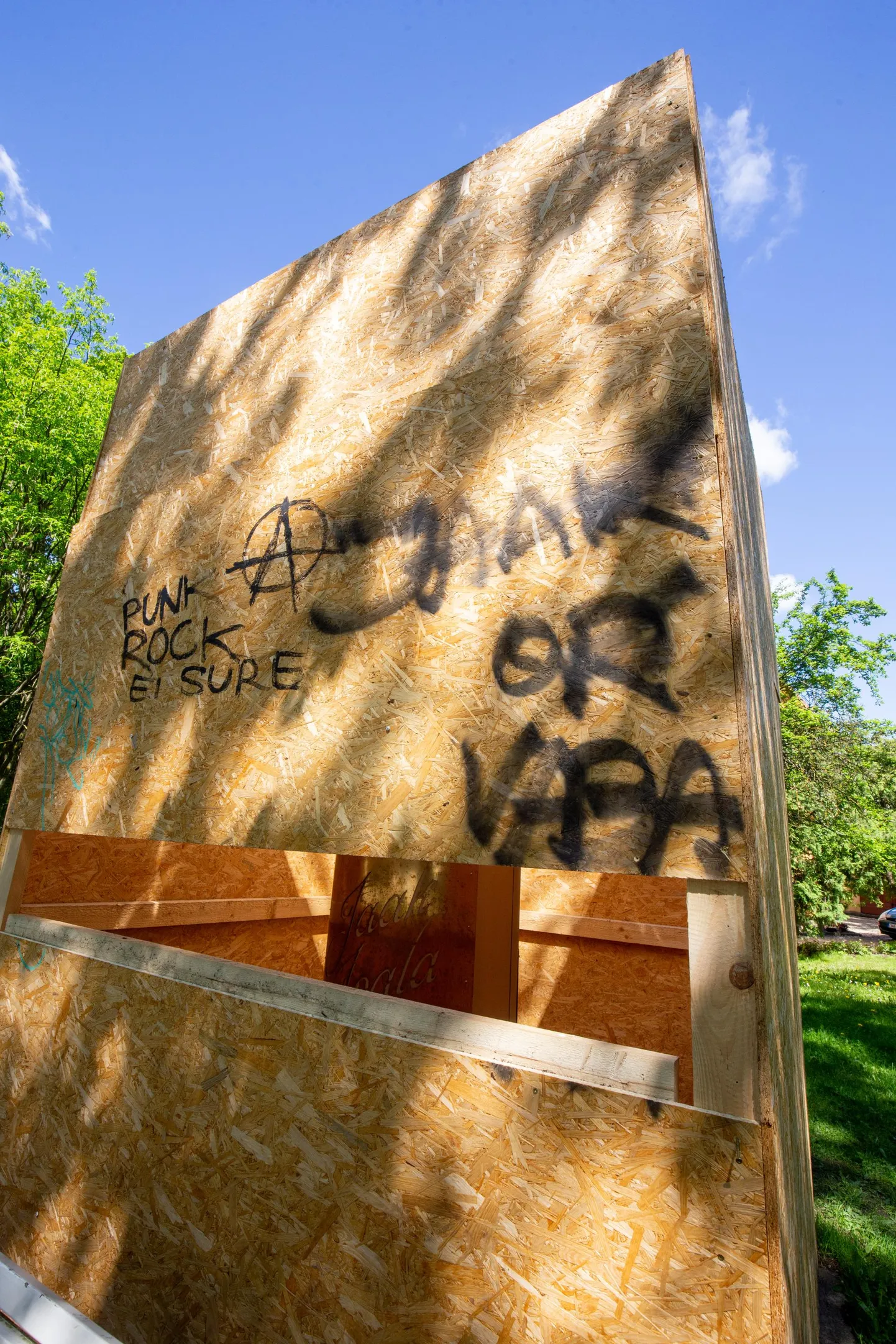 Ööl vastu pühapäeva Jaak Joala kuju ümbritsevasse kasti tegid suure avause ja grafiti neli meest.