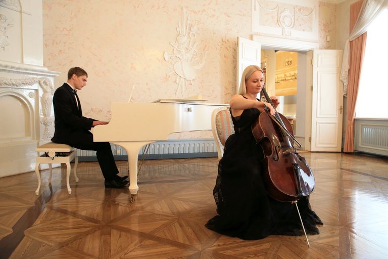 Tartu linnamuuseumi saalis mängivad 1. oktoobril kell 17 tšellist Olja Raudonen ja pianist Margus Riimaa.