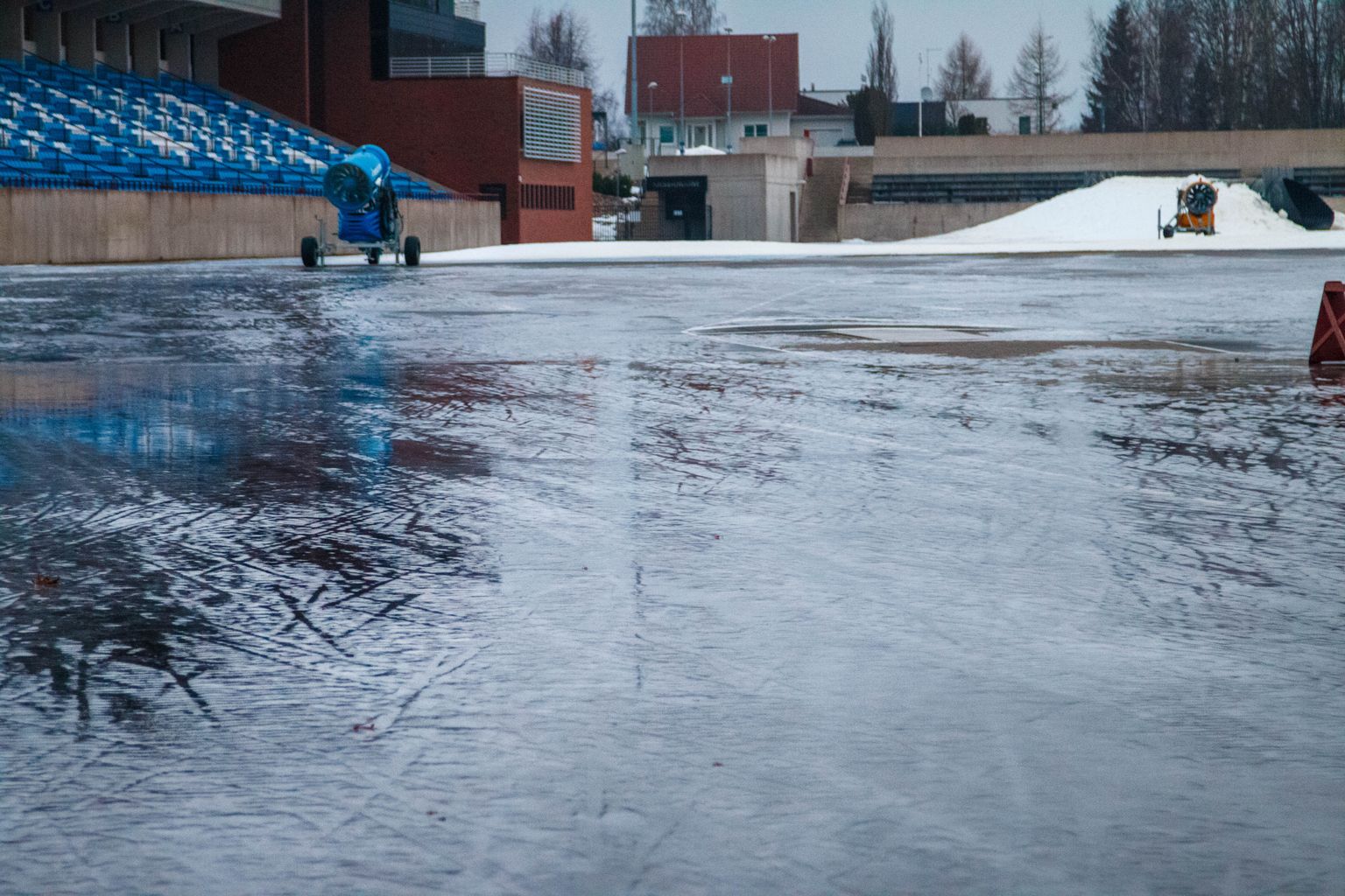 Üks pilt räägib rohkem kui tuhat sõna: Tehvandi suusastaadion meenutab pigem jäävälja.