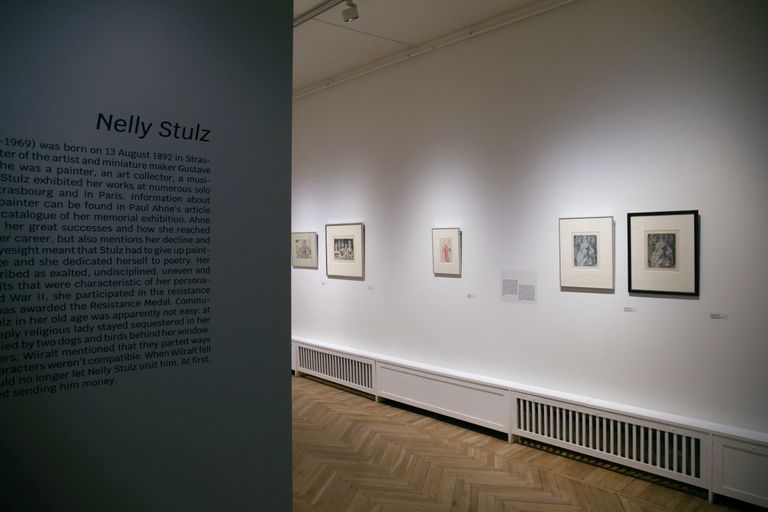 Näitusel on 75 kunstiteost ja neid kommenteerivad tekstid seintel.