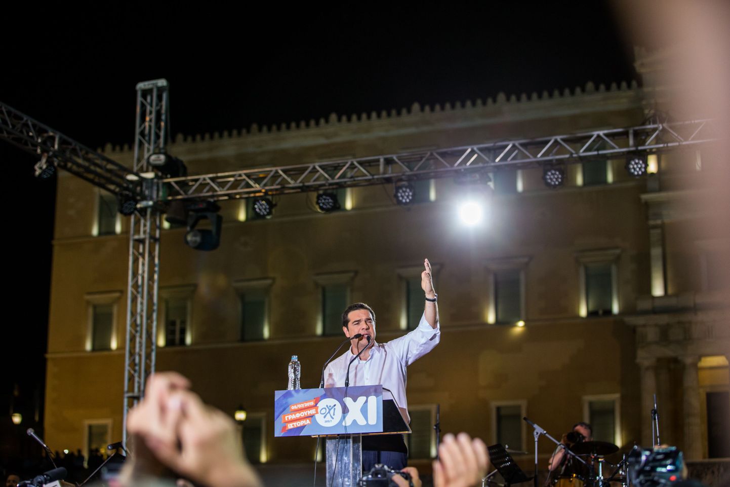 Alexis Tsipras esinemas Syriza organiseeritud meeleavaldusel Syntagma väljakul Ateenas. Uuele laenupaketile «ei» ütlema kihutatud noored tunnevad nüüd end petetuna.