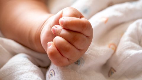 Rīgas dome trīnīšu vecākiem piešķīrusi 7500 eiro pabalstu