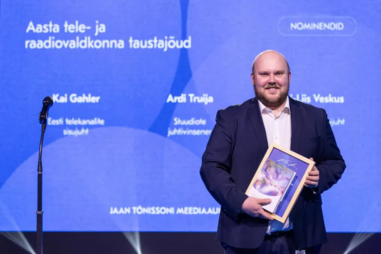 Pärnu Postimehes foto- ja videograafina tööd alustanud Ardi Truijat&nbsp;tunnustati aasta tele- ja raadiovaldkonna taustajõu auhinnaga.