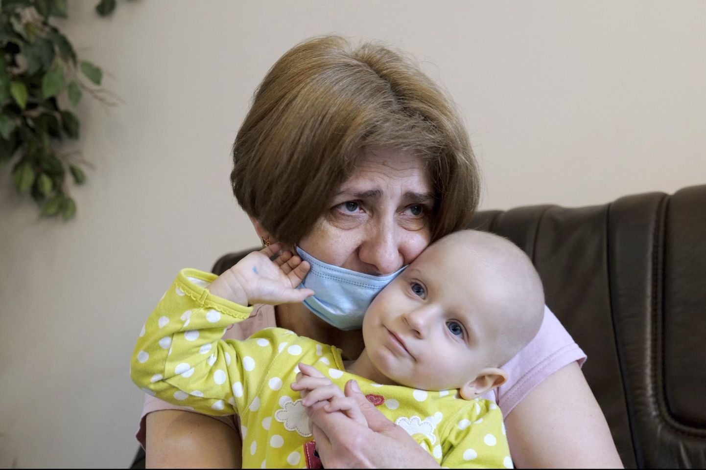 Kaheaastane Jeva Vakulenko põeb leukeemiat ja on üks 500-st vähidiagnoosiga ukraina lapsest, kes on evakueeritud Poola haiglasse. Fotol on ta vanaema süles.